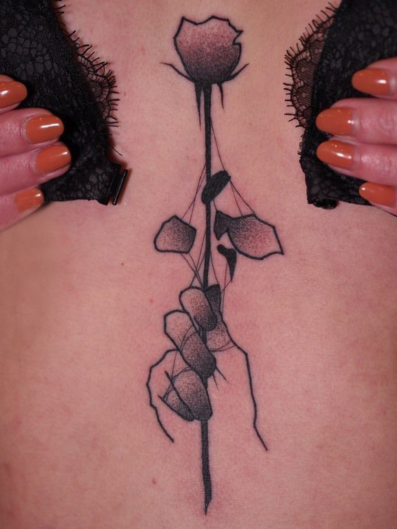 女生胸部黑色点刺简单线条创意植物玫瑰纹身图片