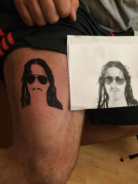 男生大腿上黑灰素描创意精致肖像纹身图片