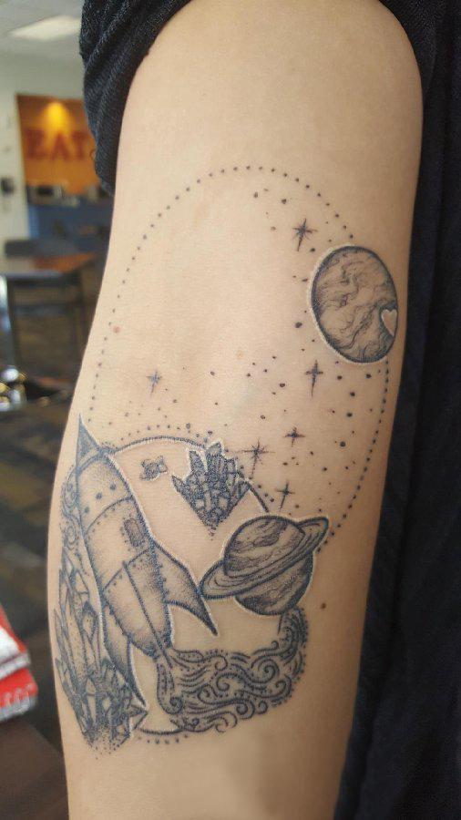 男生手臂上黑灰素描点刺技巧创意文艺宇宙纹身图片