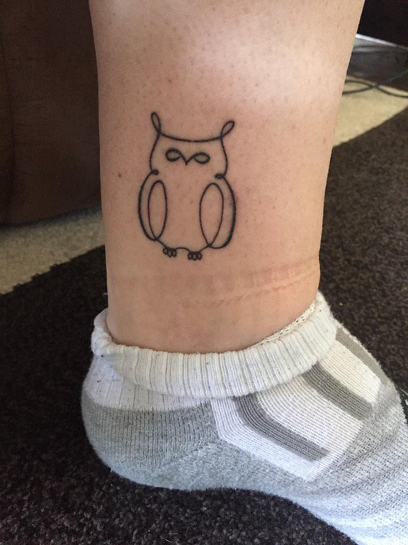 男生小腿上黑色简单抽象线条小动物猫头鹰纹身图片