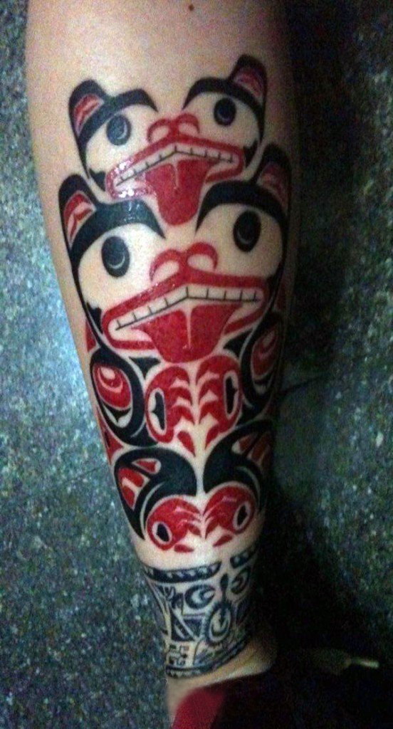 男生小腿上红黑撞色创意有趣图腾纹身图片