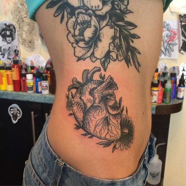女生侧腰上黑灰素描点刺技巧创意心脏纹身图片