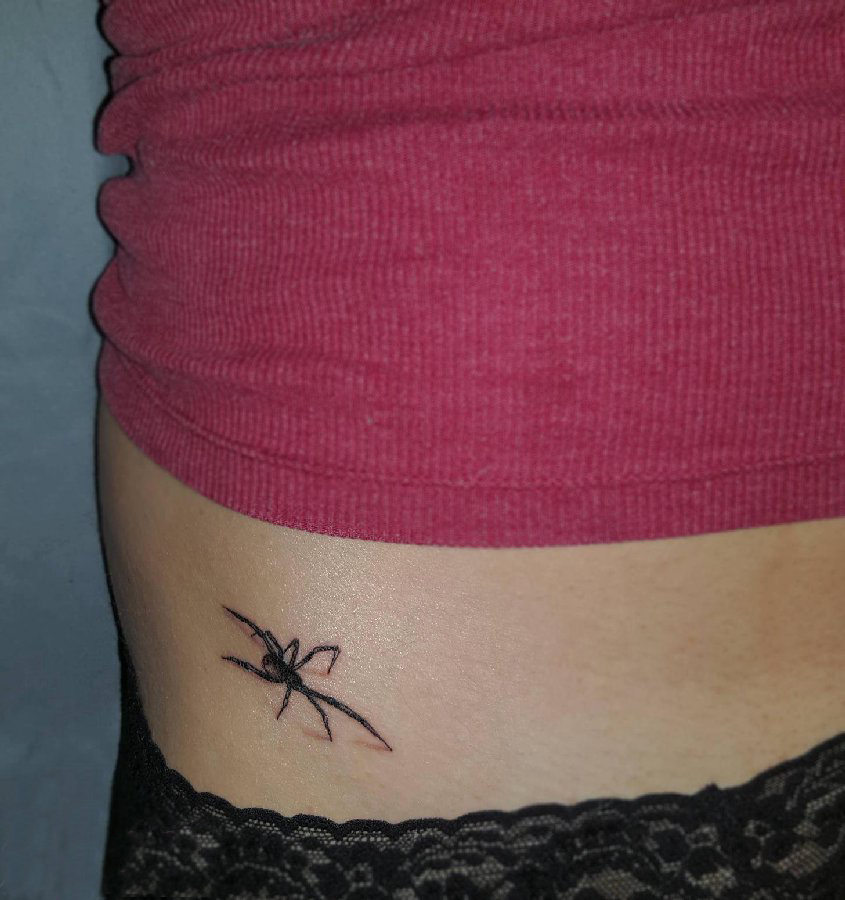 女生侧腰上黑色点刺简单线条小动物蜘蛛纹身图片