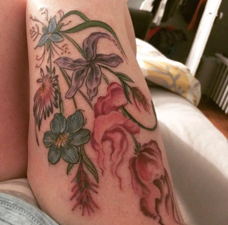 女生大腿上彩绘渐变简单抽象线条植物文艺花朵纹身图片