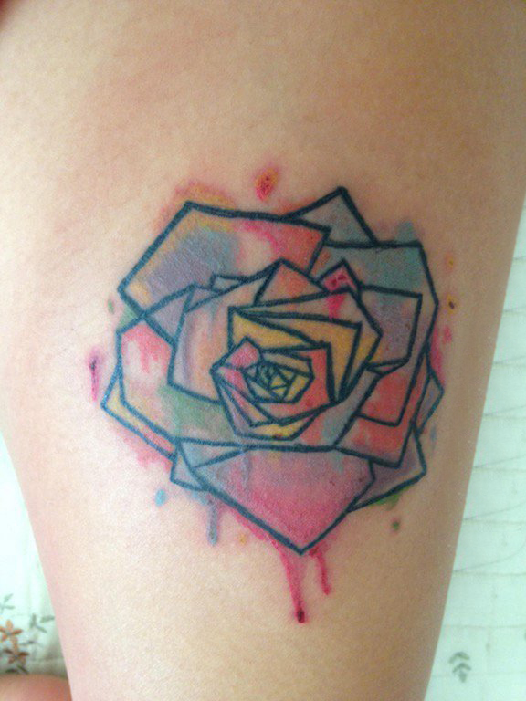 女生大腿上彩绘泼墨简单线条植物几何花朵纹身图片