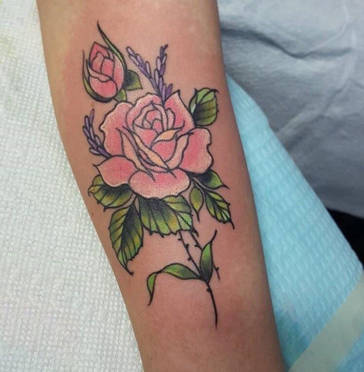 女生手臂上彩绘渐变简单线条小清新植物文艺花朵纹身图片