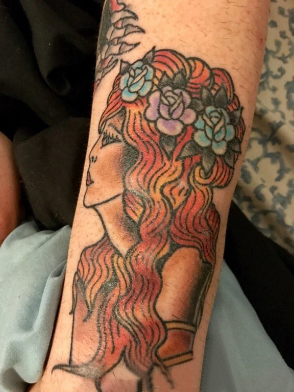 女生手臂上彩绘水彩素描文艺女生肖像纹身图片