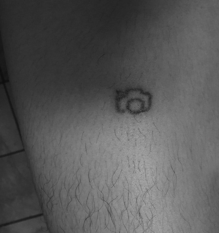 男生大腿上黑色几何简单线条照相机纹身图片