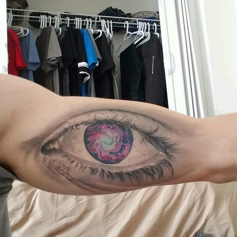 男生手臂上彩绘水彩素描创意文艺精致3d眼睛纹身图片