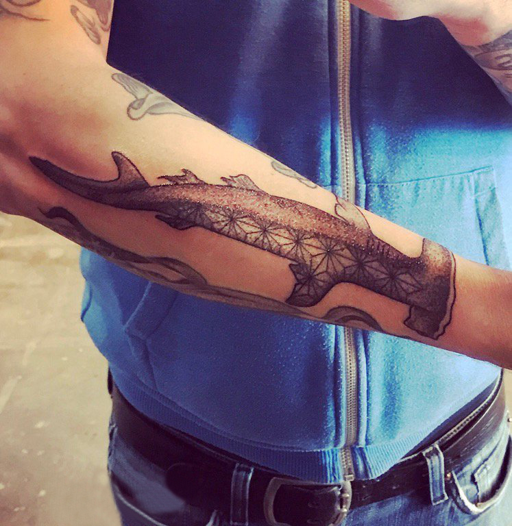 男生手臂上黑灰素描点刺技巧创意有趣鱼类纹身图片