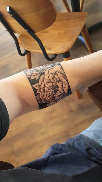 男生手臂上黑色点刺几何线条植物花朵臂环纹身图片
