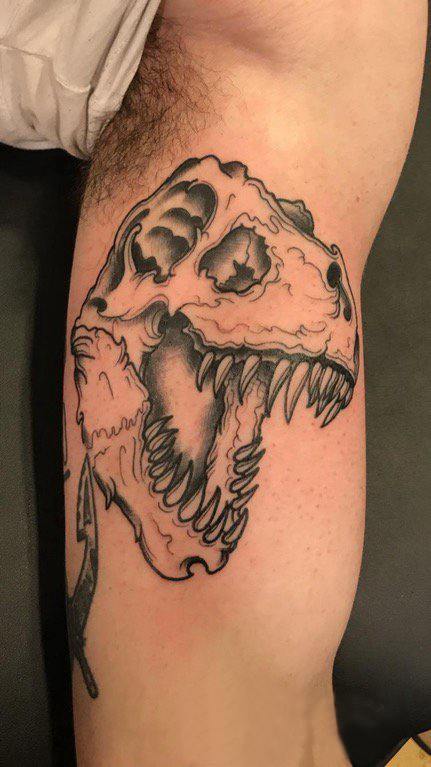 男生手臂上黑色点刺简单抽象线条小动物恐龙骨头纹身图片