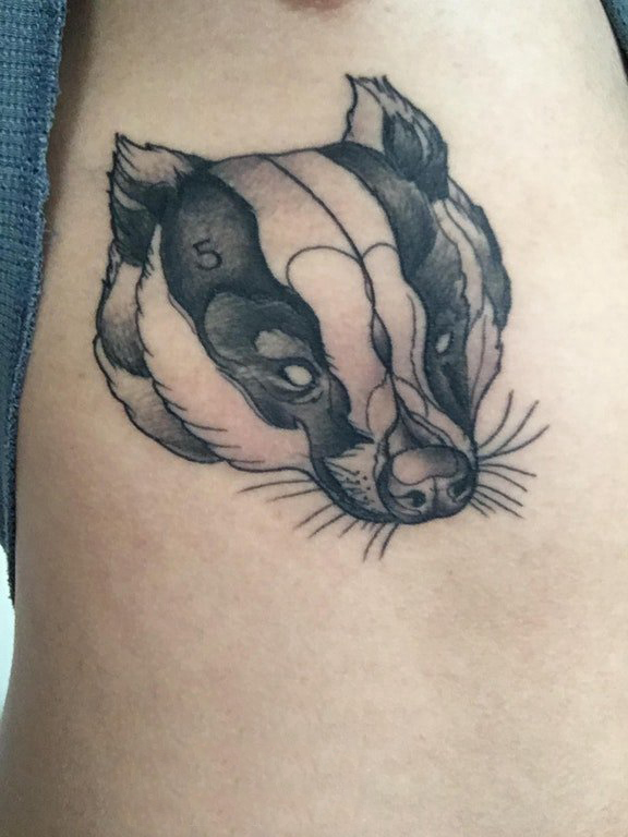 男生手臂上黑色点刺简单线条小动物獾纹身图片