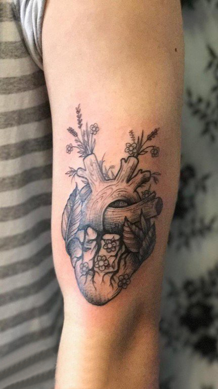 男生手臂上黑色点刺简单线条植物花朵和心脏纹身图片