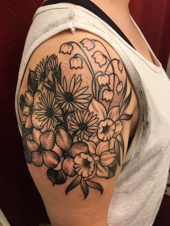女生大臂上黑色点刺简单线条植物唯美花朵纹身图片