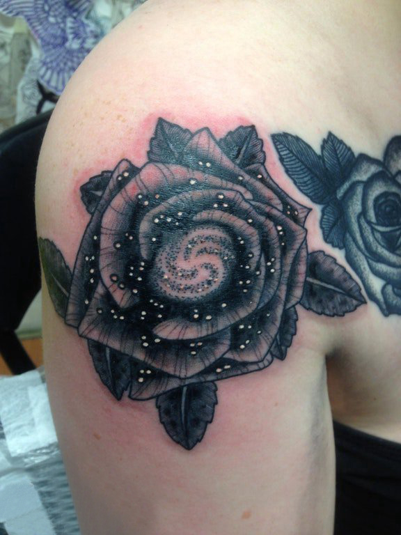 女生肩部黑色点刺几何线条植物花朵和宇宙纹身图片