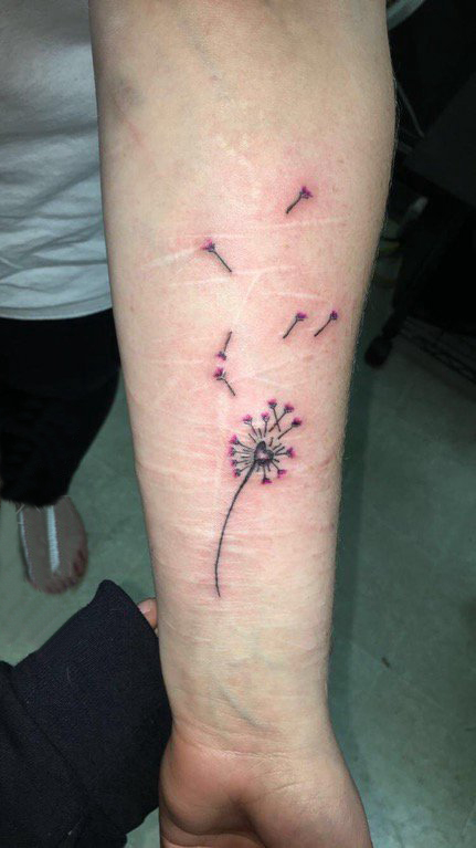 女生手臂上黑色点刺简单线条植物蒲公英纹身设计