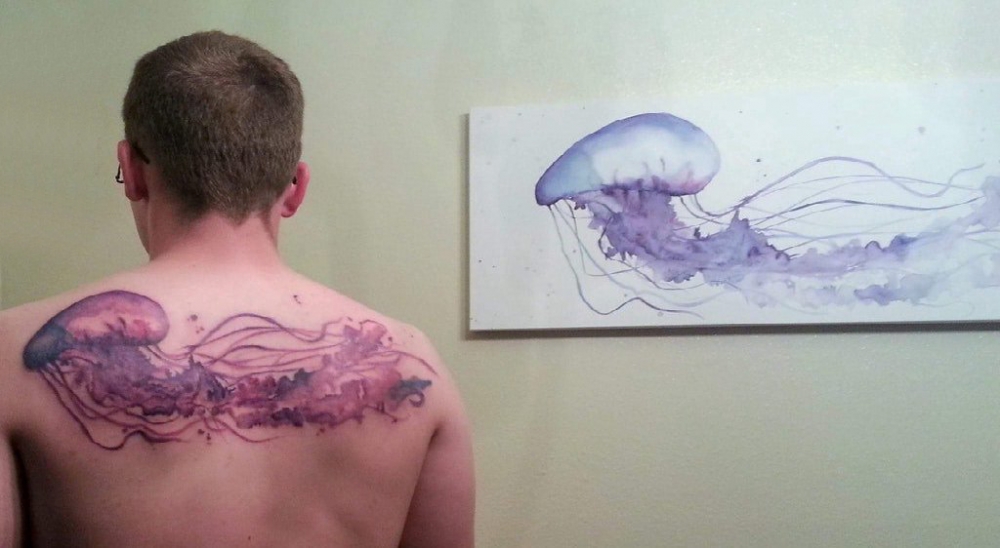男生背部水彩渐变水母纹身图片