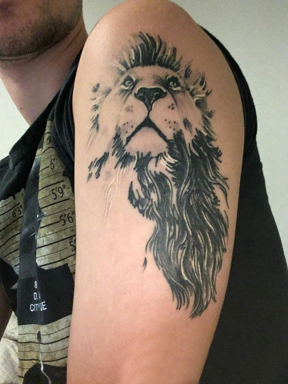 男生大臂上黑色点刺抽象线条小动物狮子纹身图片