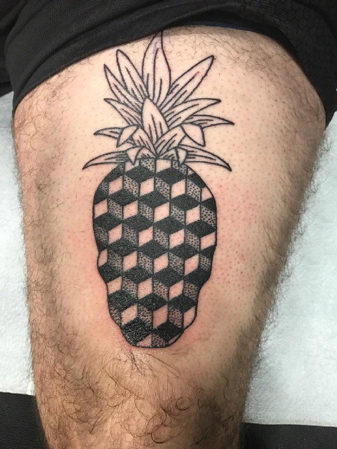 男生大腿上黑灰素描点刺技巧创意菠萝纹身图片