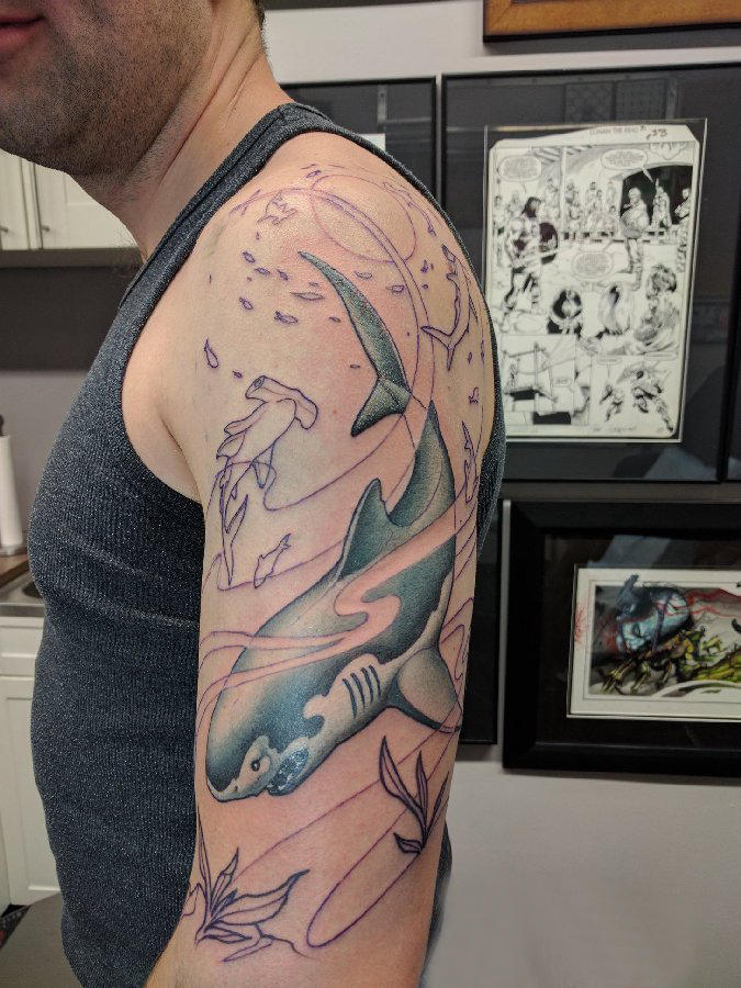 男生手臂上彩绘水彩素描创意文艺鲨鱼纹身图片