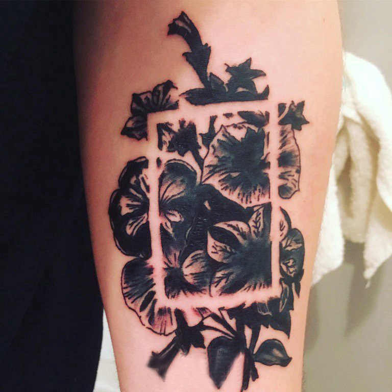 男生手臂上黑色点刺几何简单线条植物花朵纹身图片