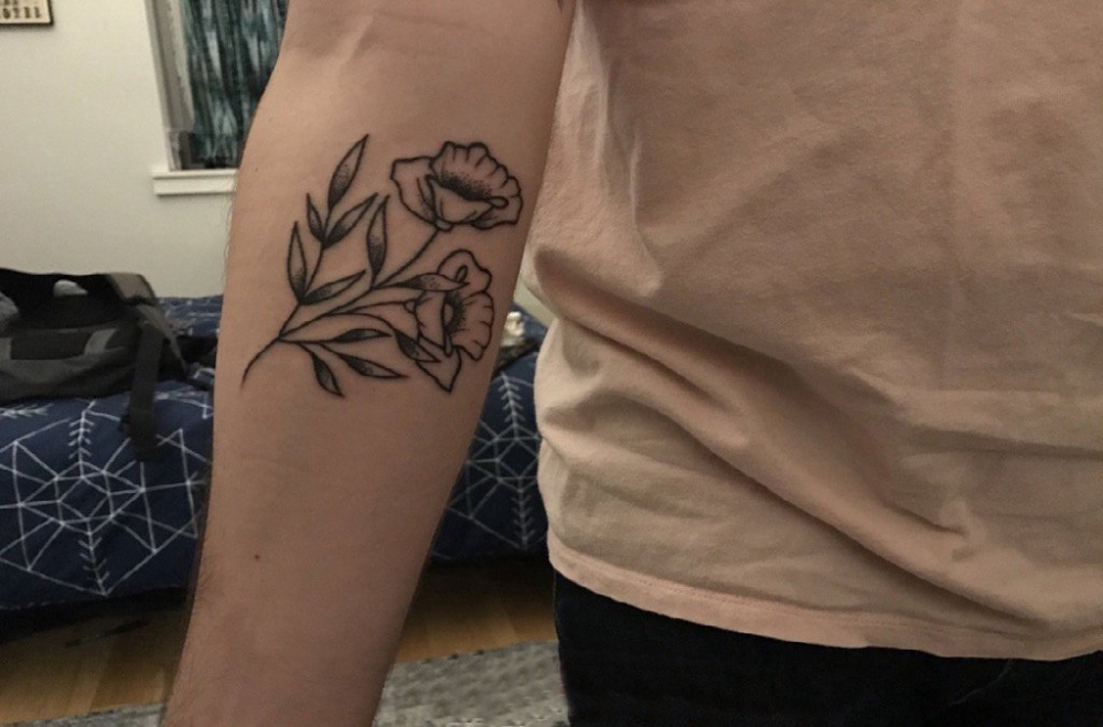男生手臂上黑色点刺技巧简单个性线条植物花朵纹身图片