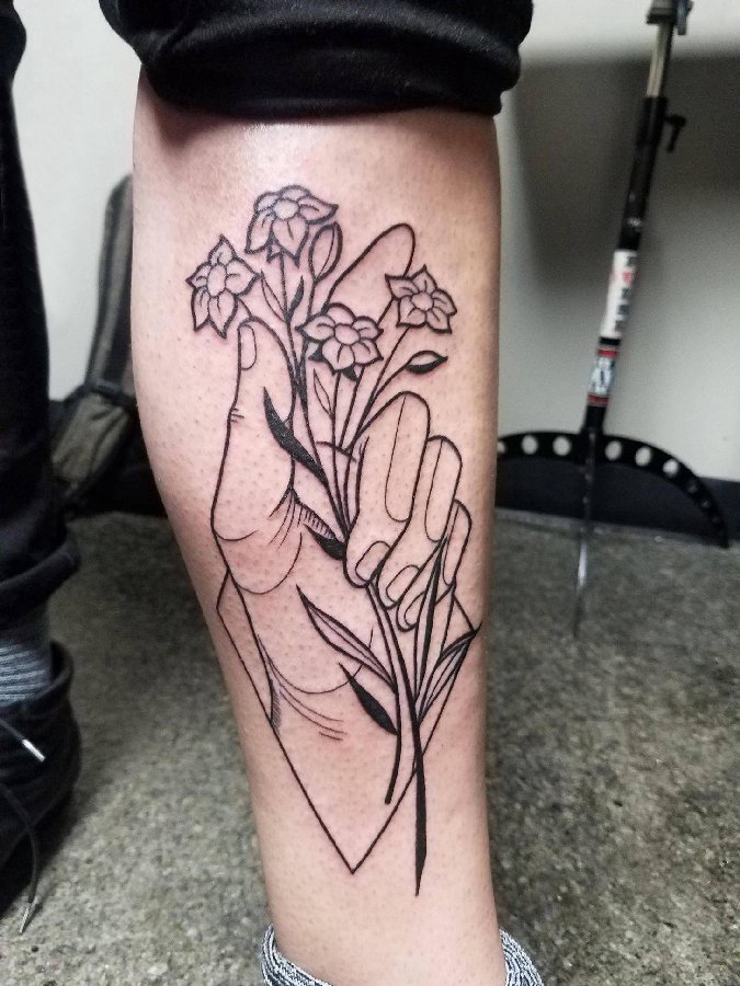 男生小腿上黑色简单线条手部和植物花朵纹身图片