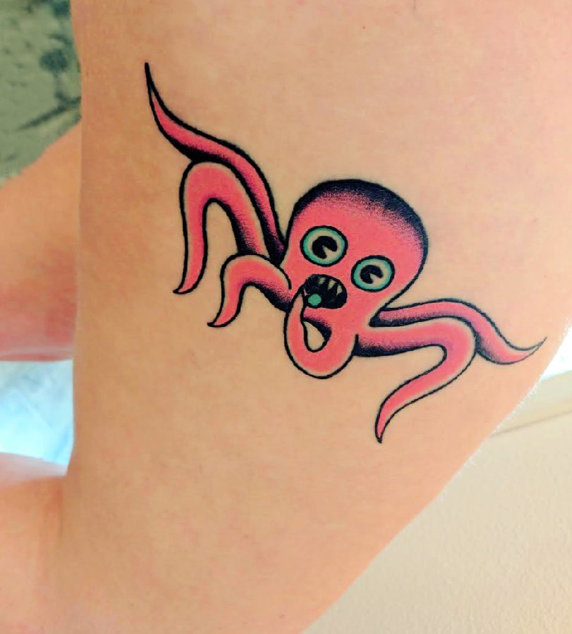 女生大腿上彩绘抽象线条卡通小动物章鱼纹身图片