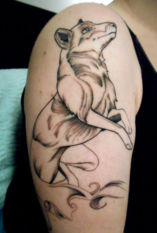 女生大腿上黑灰素描点刺技巧创意狗纹身图片