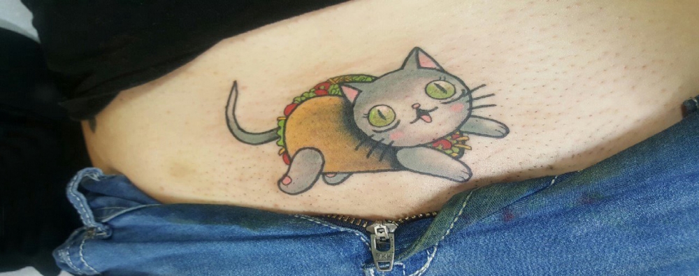 女生腹部彩绘简单线条卡通猫咪和食物纹身图片