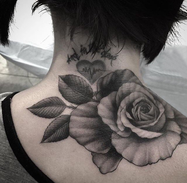 女生颈后黑灰点刺简单线条植物玫瑰纹身图片