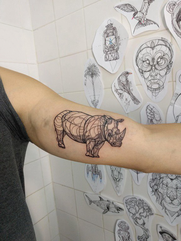 女生手臂上黑色线条创意犀牛动物纹身图片