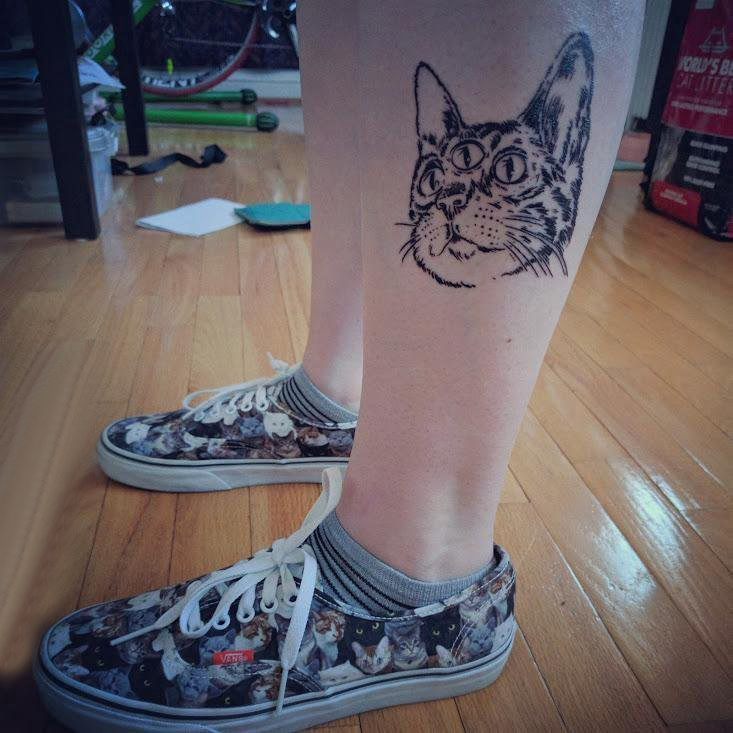 女生小腿上黑色点刺简单抽象线条小动物猫纹身图片