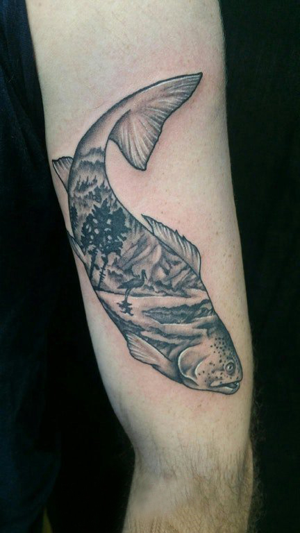 男生大臂上黑灰点刺抽象线条小动物鱼和风景纹身图片