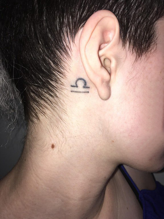 男生耳后黑色简单个性线条天秤座星座符号纹身图片