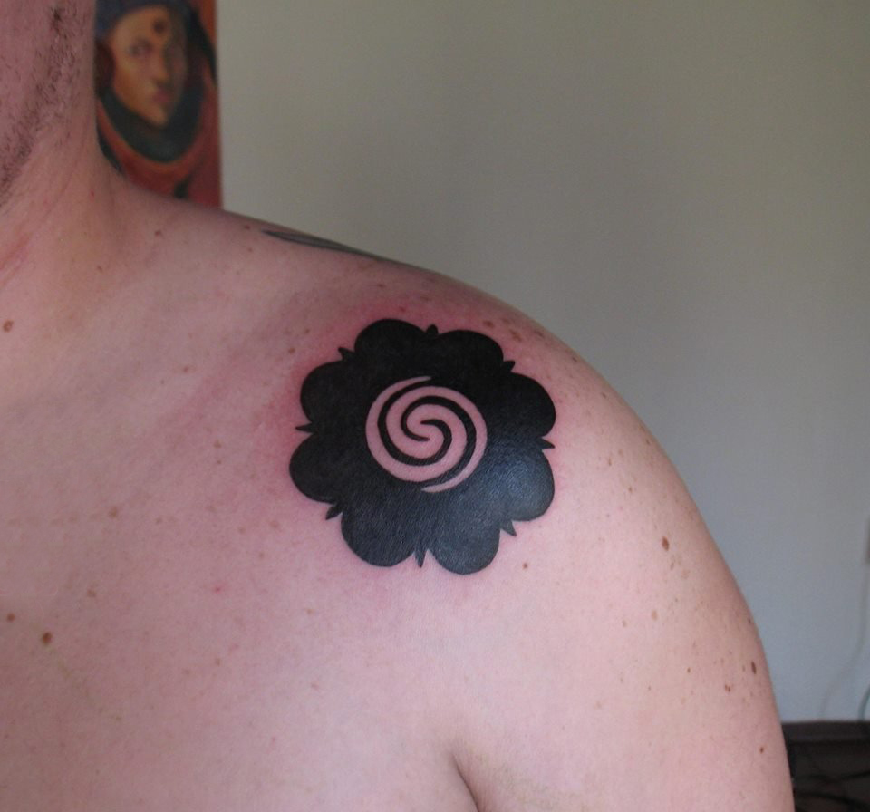 男生肩膀上黑色素描创意文艺花朵纹身图片