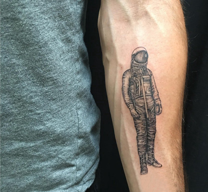 男生手臂上黑灰点刺技巧简单线条人物宇航员纹身图片