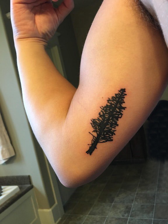 男生手臂上黑色点刺抽象线条植物大树纹身图片
