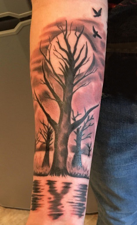 男生手臂上黑色点刺几何抽象线条月亮和植物树纹身图片
