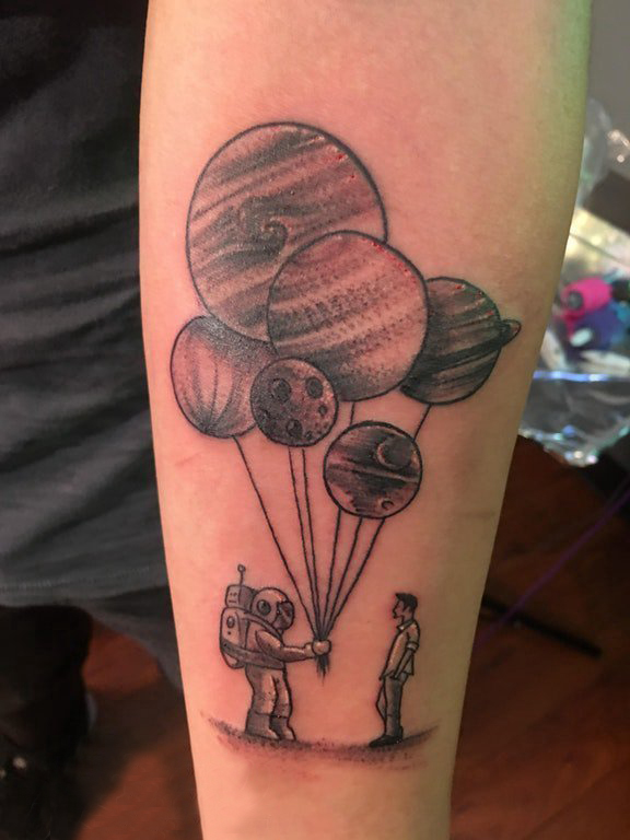 男生手臂上黑色点刺几何线条星球和宇航员纹身图片