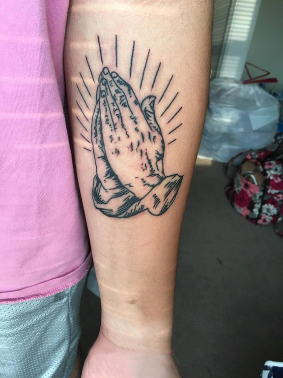 男生手臂上黑色素描创意文艺祈祷之手纹身图片