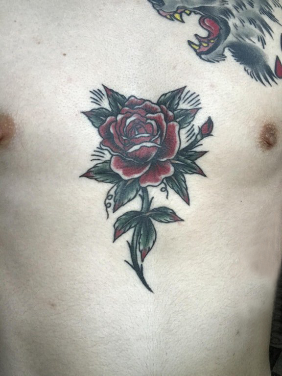 男生胸部彩绘渐变简单抽象线条植物玫瑰花纹身图片