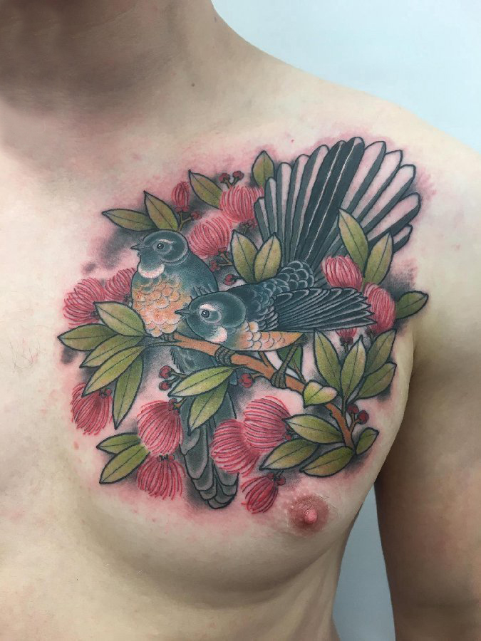 男生胸部彩绘渐变简单线条植物和小鸟纹身图片
