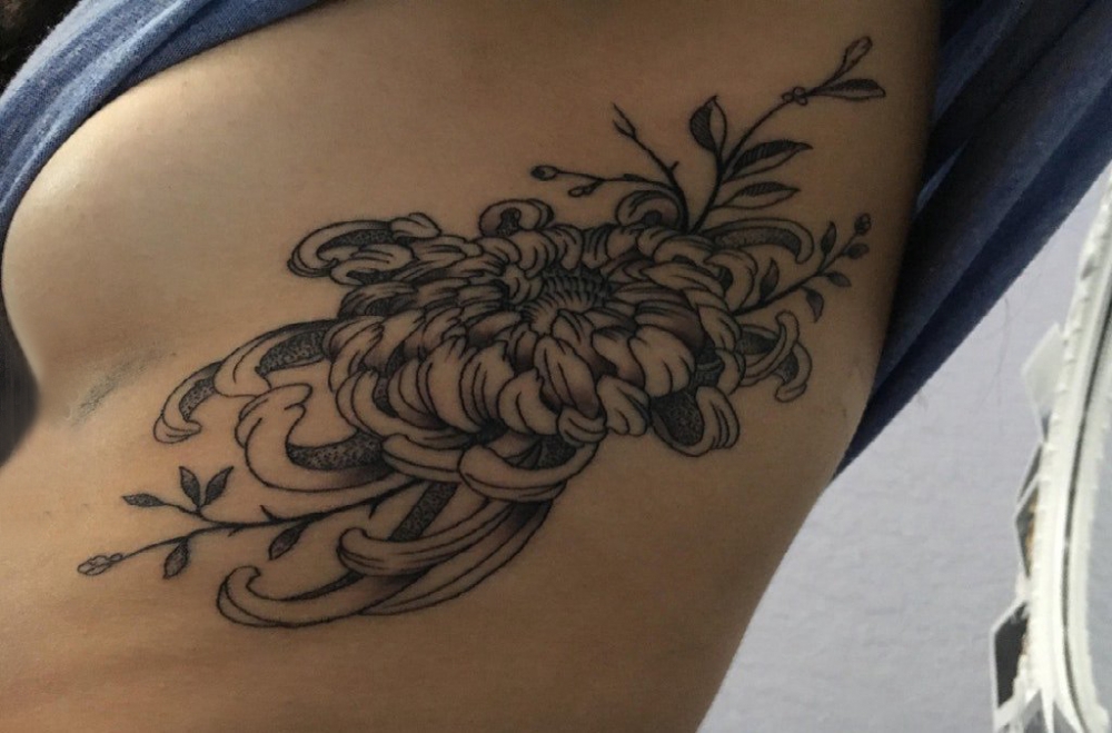女生侧腰上黑色点刺简单抽象线条植物菊花纹身图片