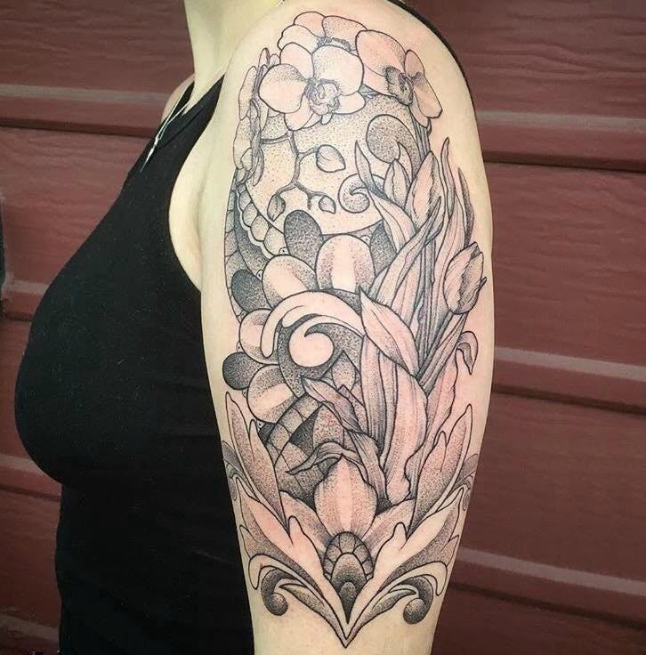 女生大臂上黑灰点刺简单抽象线条植物花朵纹身图片