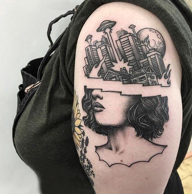 女生大臂上黑色点刺几何抽象线条建筑和人物肖像纹身图片