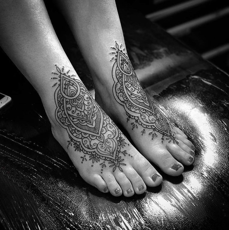 女生脚背上黑色几何简单线条对称纹身图片