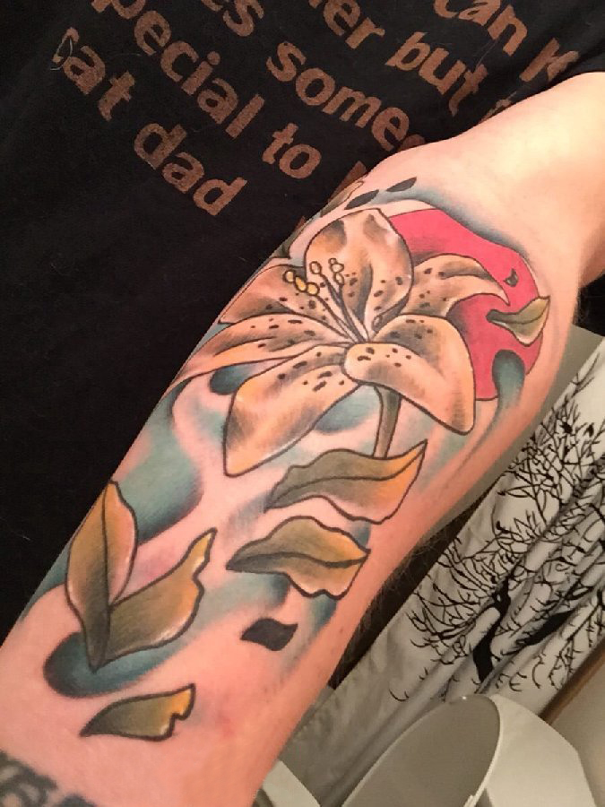 女生手臂上彩绘水彩素描文艺唯美花朵纹身图片