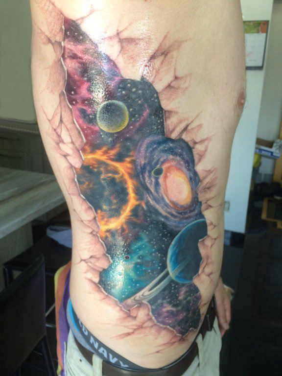 男生侧腰上彩绘水彩素描创意霸气星球元素纹身图片